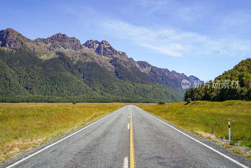 新西兰94号州公路，位于新西兰峡湾国家公园的埃格林顿谷，Te Anau-Milford Hwy